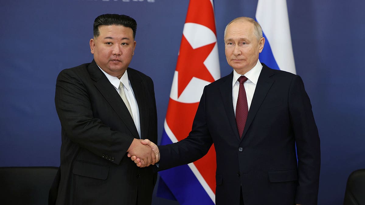 روسی صدر ولادیمیر پوتن، دائیں طرف، اور شمالی کوریا کے رہنما کم جونگ ان مصافحہ کر رہے ہیں۔