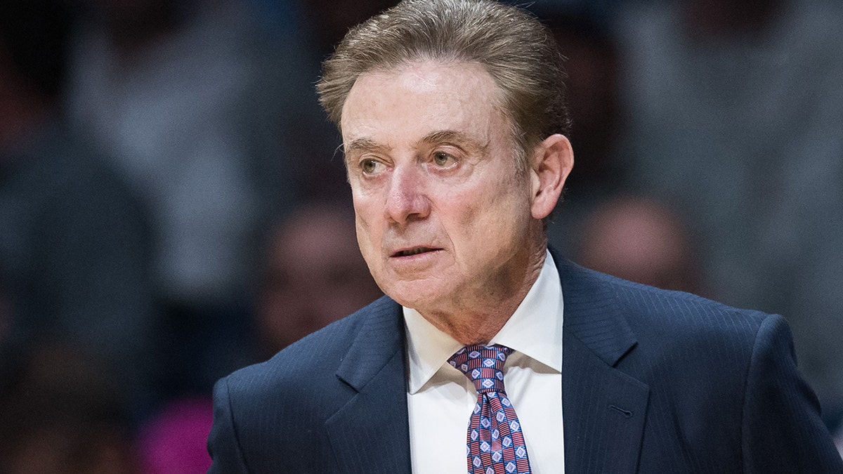 Rick Pitino regarde