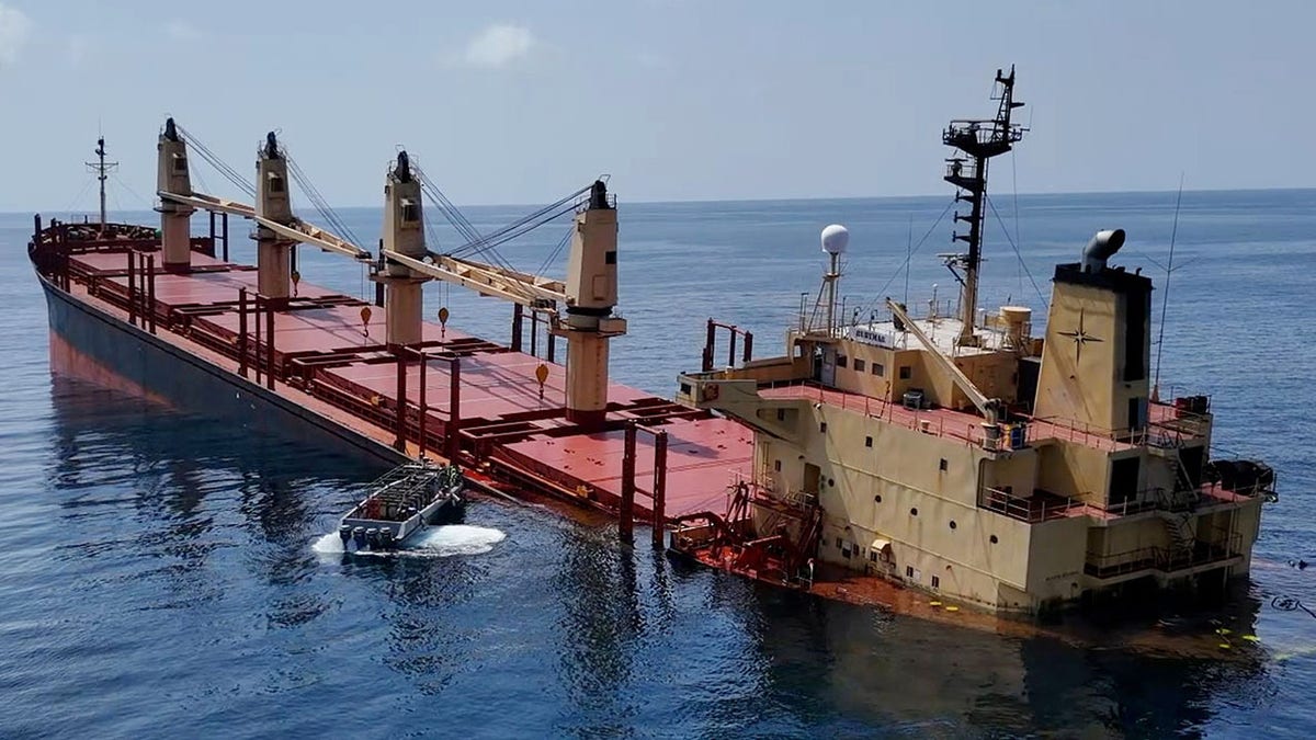 Navio Rubymar afundando após ataque no Mar Vermelho