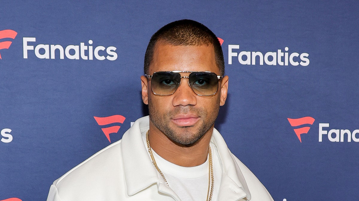 NFL schedule release: Who has the toughest -- and easiest -- path to the playoffs? Russell Wilson poses on red carpet