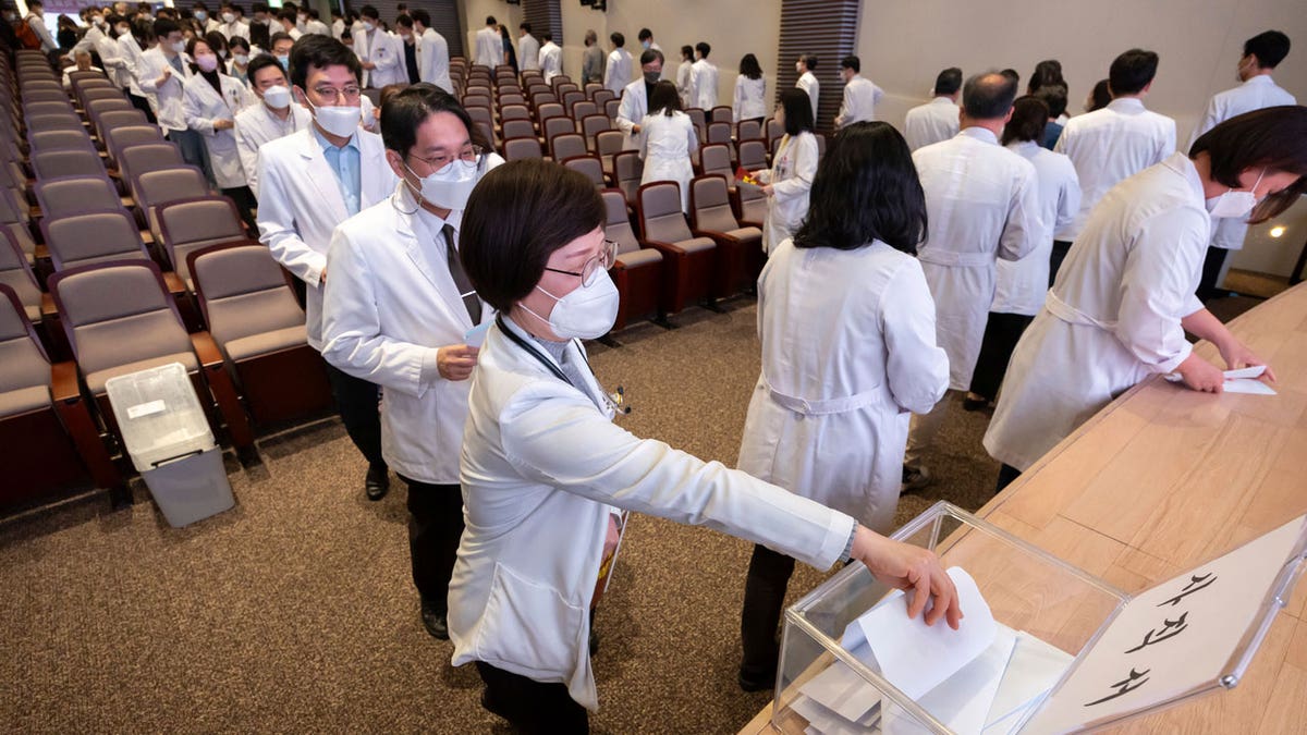 South Korean medical professors queue to submit their resignations