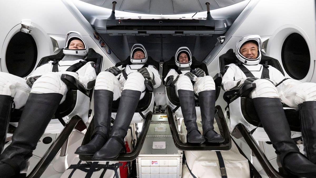 Quatro astronautas após pousarem no Golfo do México