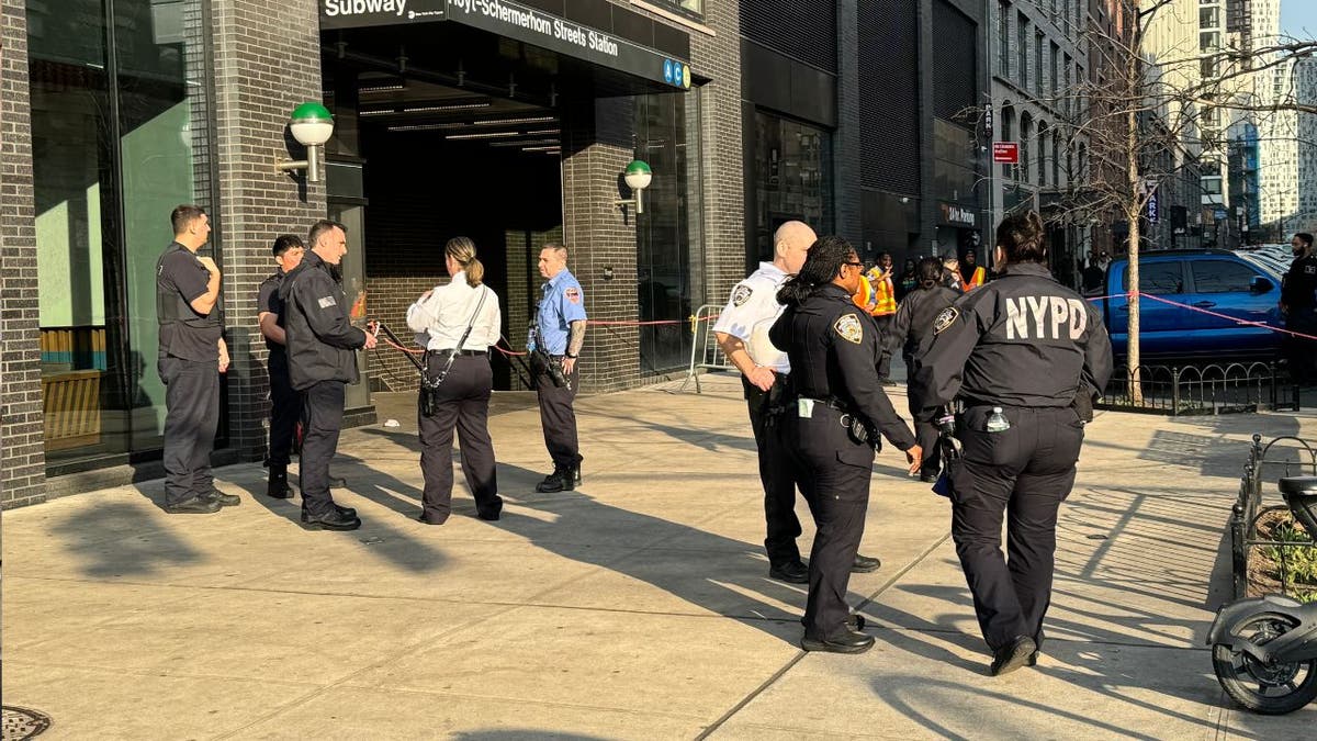 Polícia do lado de fora de uma estação de metrô após um tiroteio