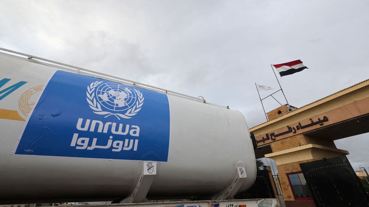 UNRWA کا ایک ٹرک غزہ سے مصر میں داخل ہو رہا ہے۔