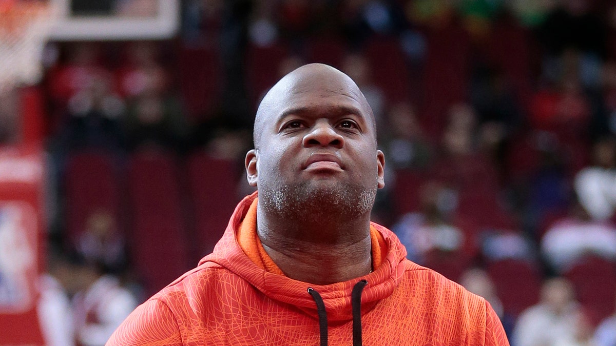 Vince Young shoots free throw