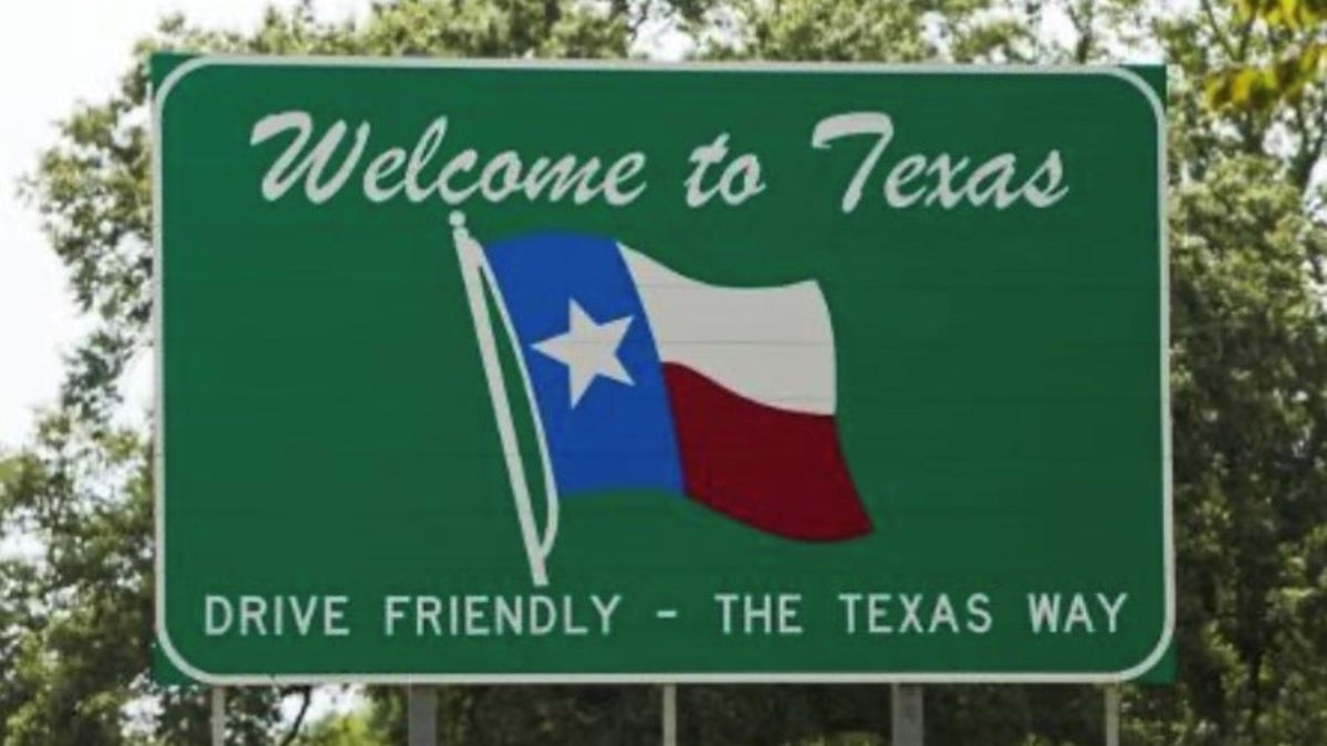 Un cartel de "Bienvenido a Texas" cerca de Burkeville, Texas, en la frontera con Luisiana