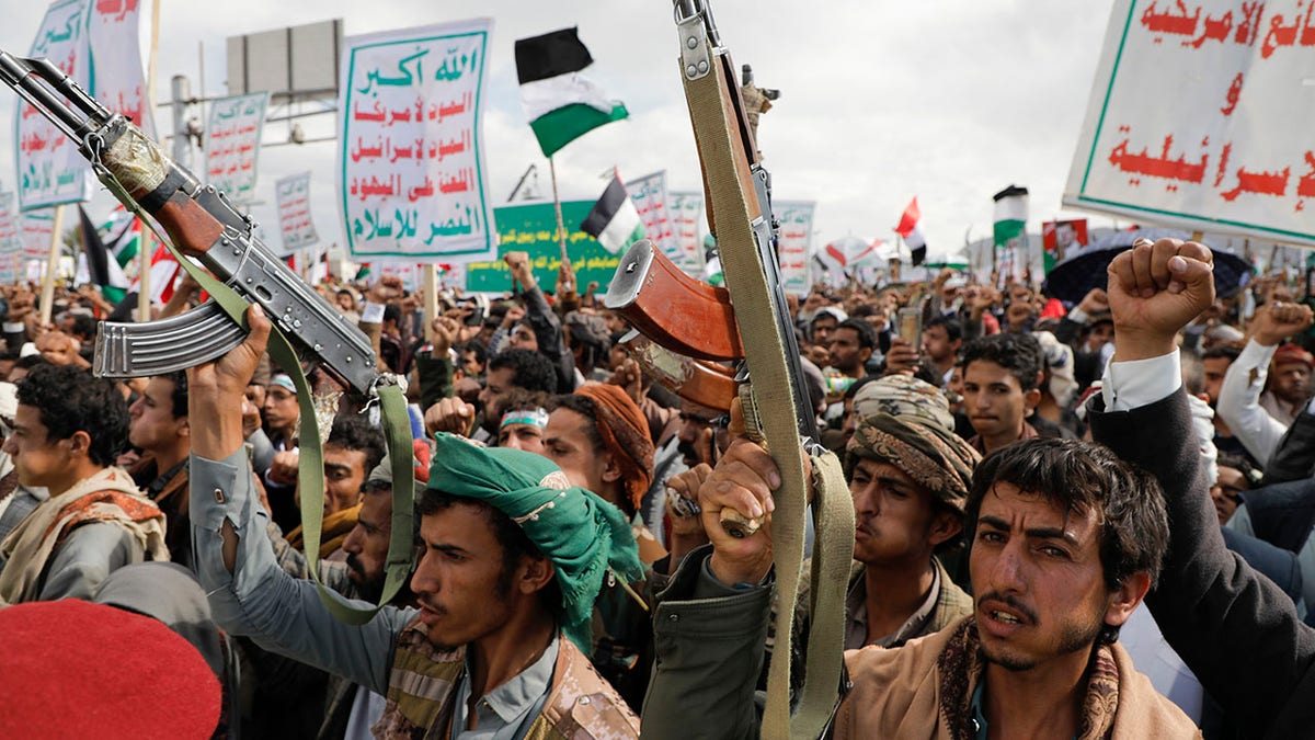 Apoiadores Houthi manifestam-se no Iémen