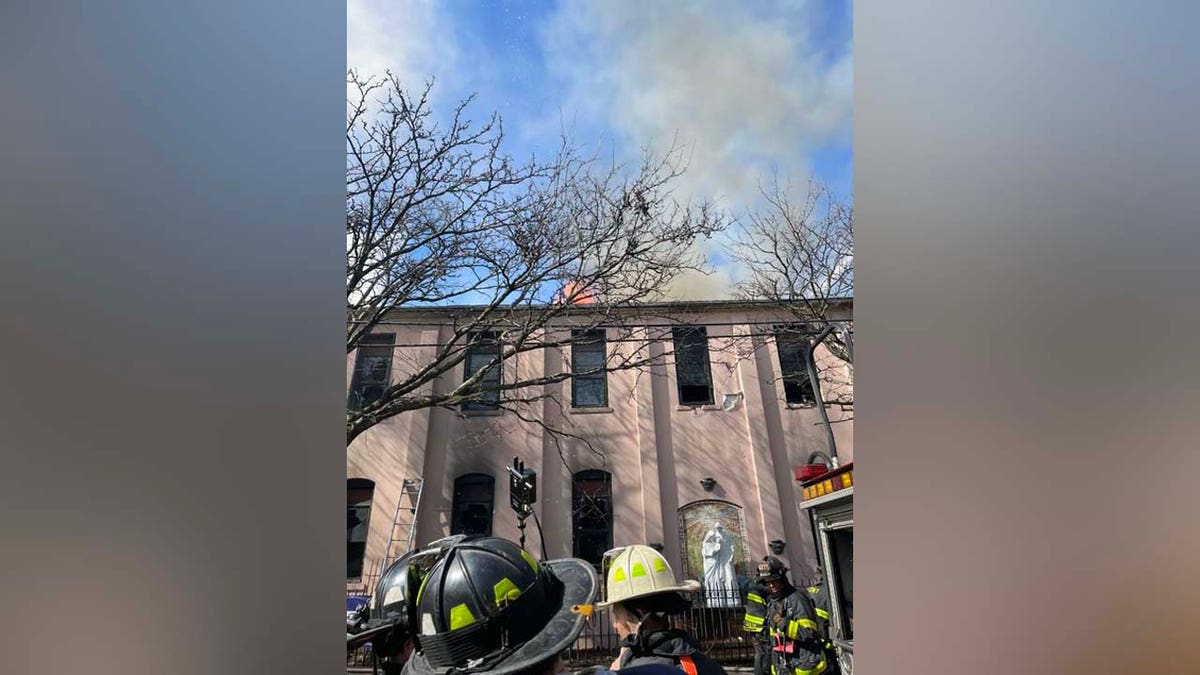 Le FDNY sur les lieux d'un incendie dans une église qui a déclenché cinq alarmes