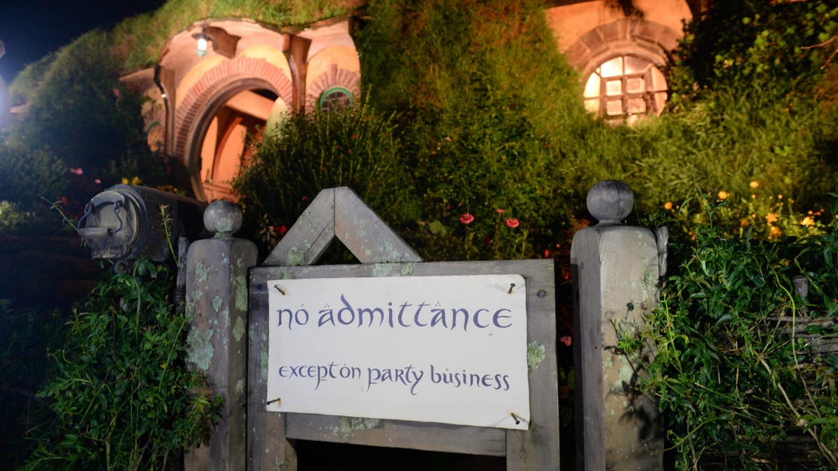 Bag End in Hobbiton with sign in front of Bilbo Baggins' home