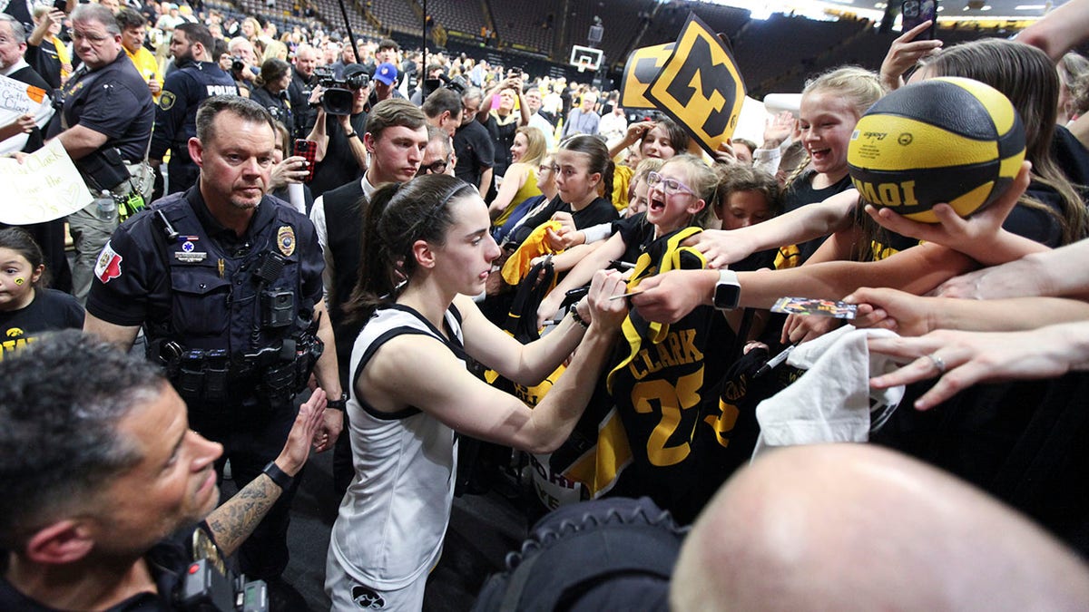 Caitlin Clark Pens Farewell To 'forever Favorite' Iowa Fans After Final ...