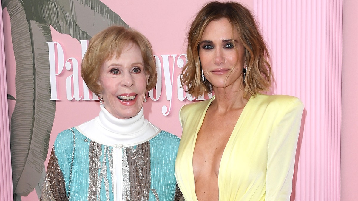 Carol Burnett e Kristen Wigg no tapete vermelho