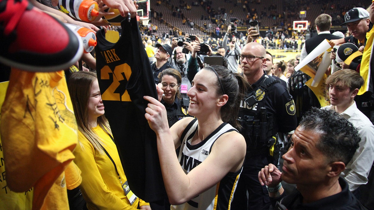 Caitlin Clark Pens Farewell To ‘forever Favorite’ Iowa Fans After Final ...