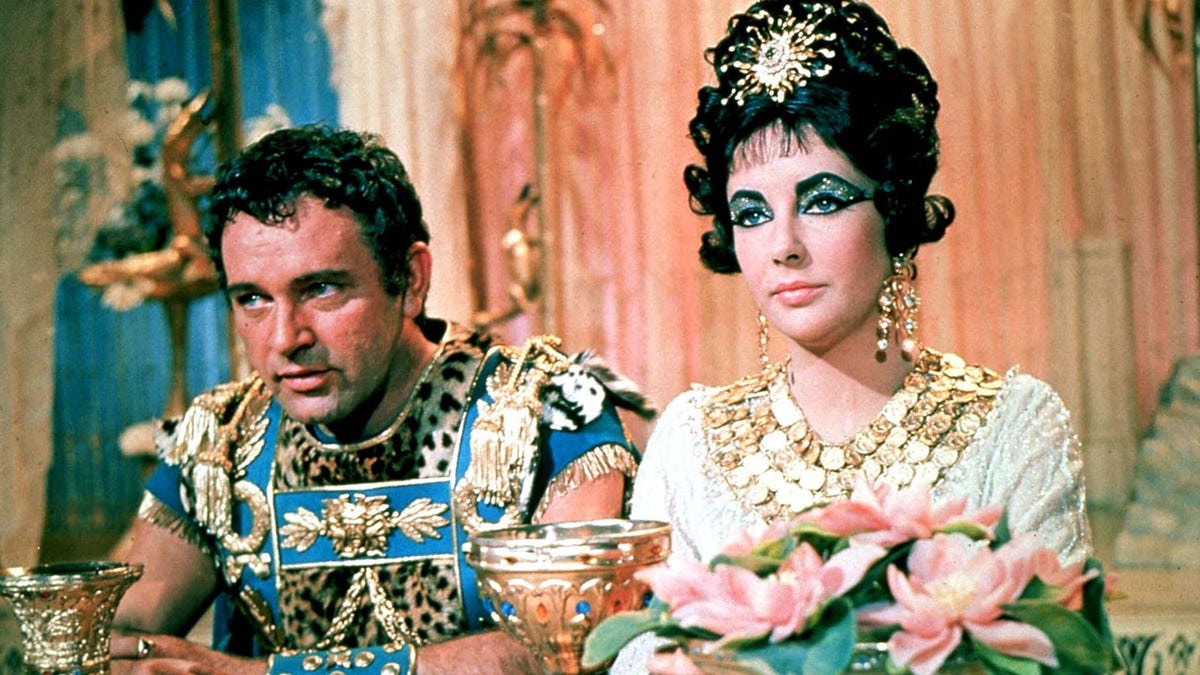 Elizabeth Taylor e Richard Burton em "Cleópatra."