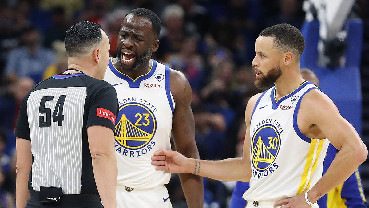 Draymond and Steph with ref