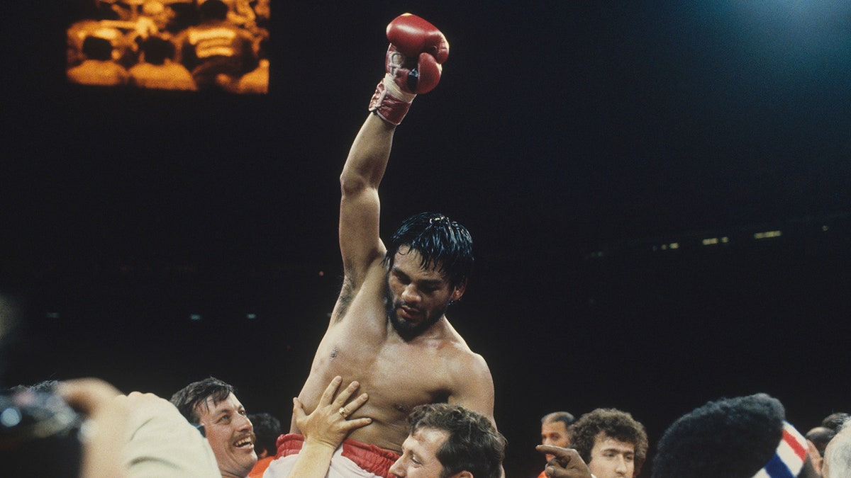 Roberto Duran celebrates in the ring