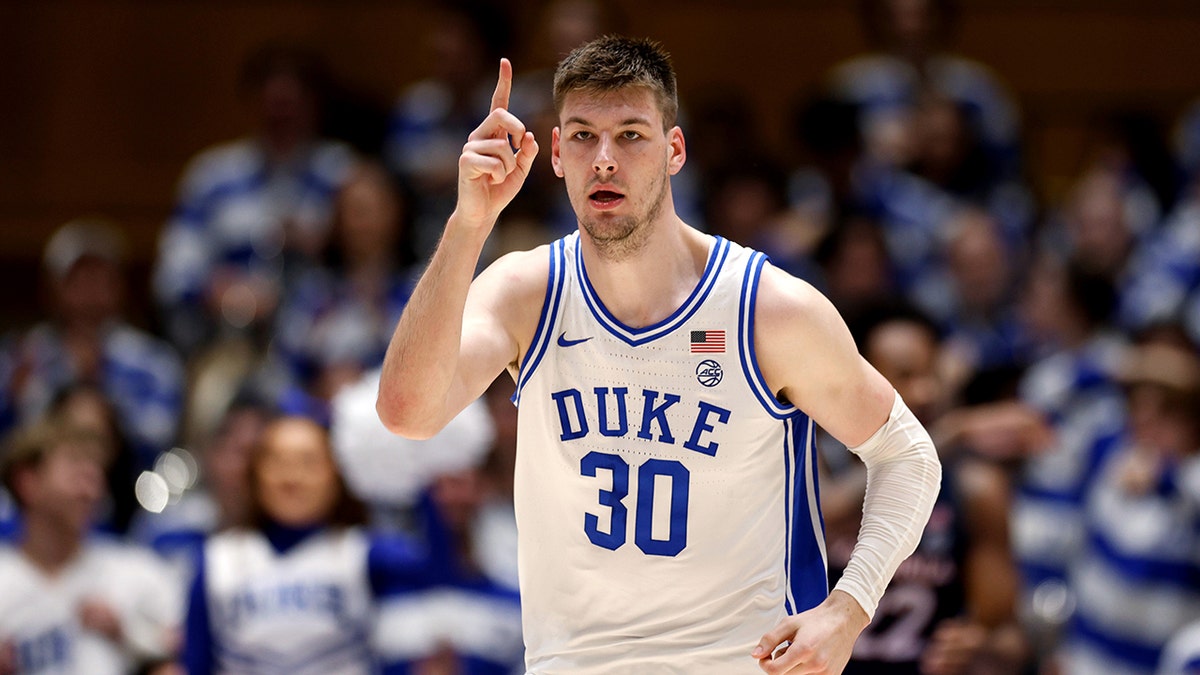 Duke S Kyle Filipowski Appears To Stick Leg Out Trip UNC Player   Filipowski Point 