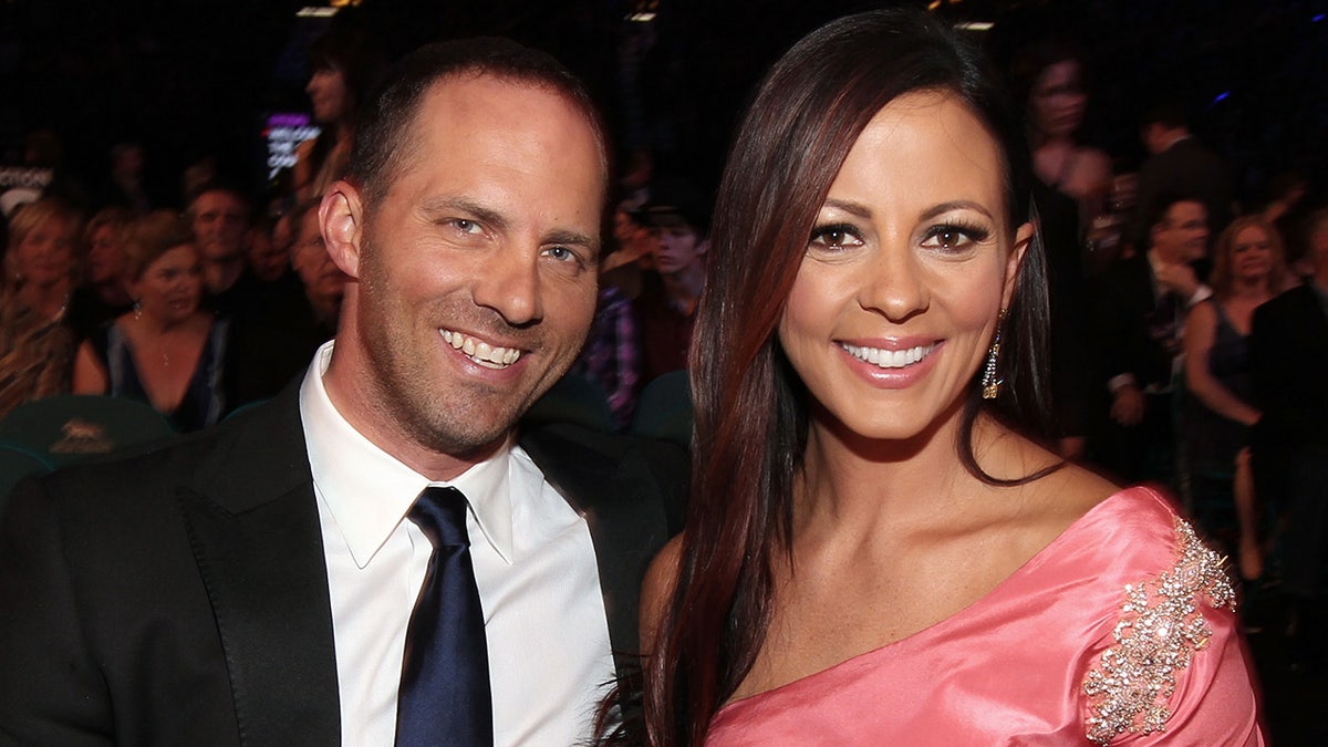 A photograph of Sara Evans and hubby Jay Barker
