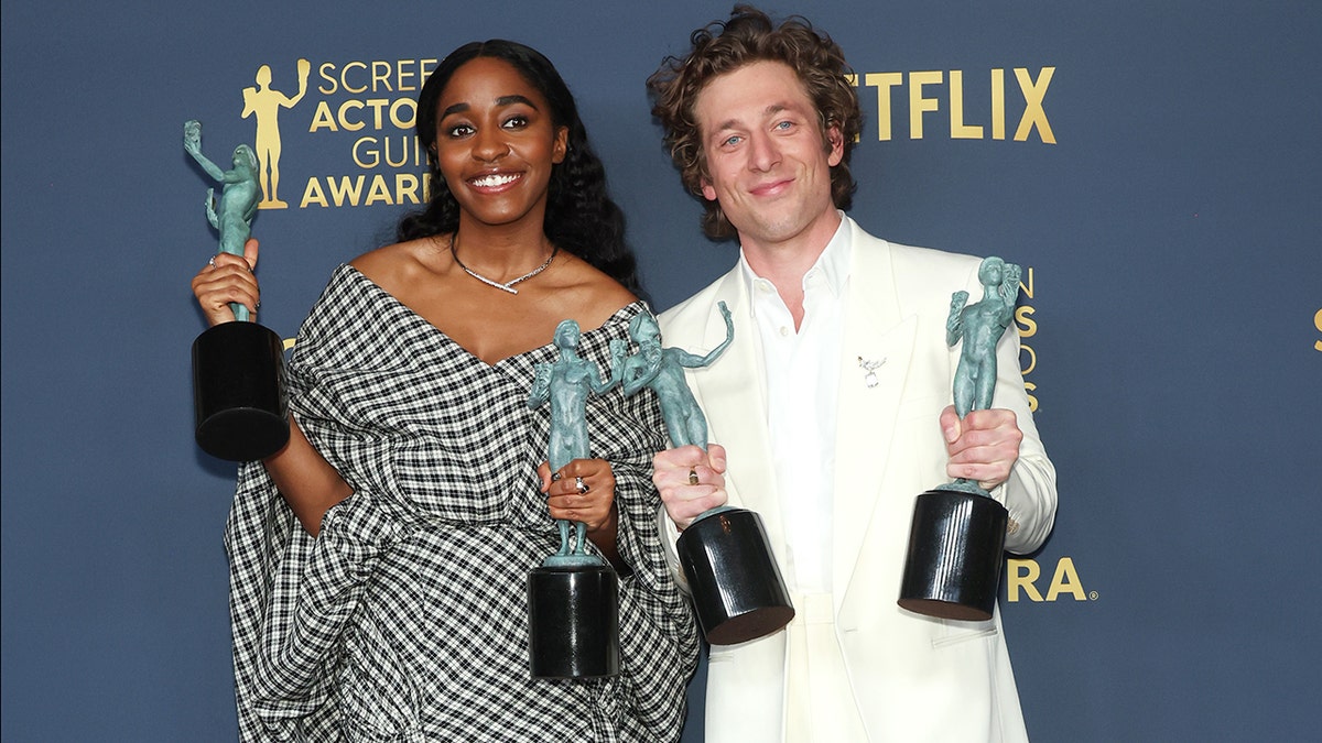 Jeremy Allen White and Ayo Edebiri at the SAG Awards