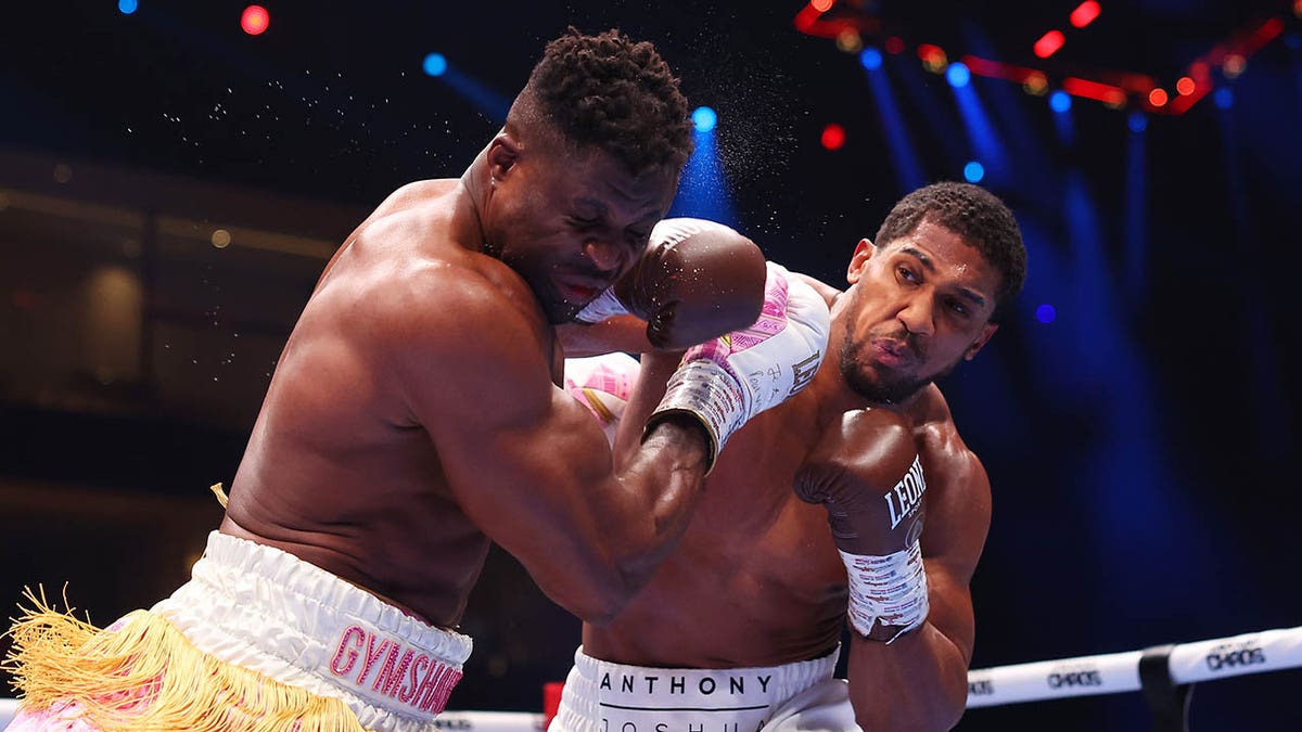 Anthony Joshua knocking out Francis Ngannou