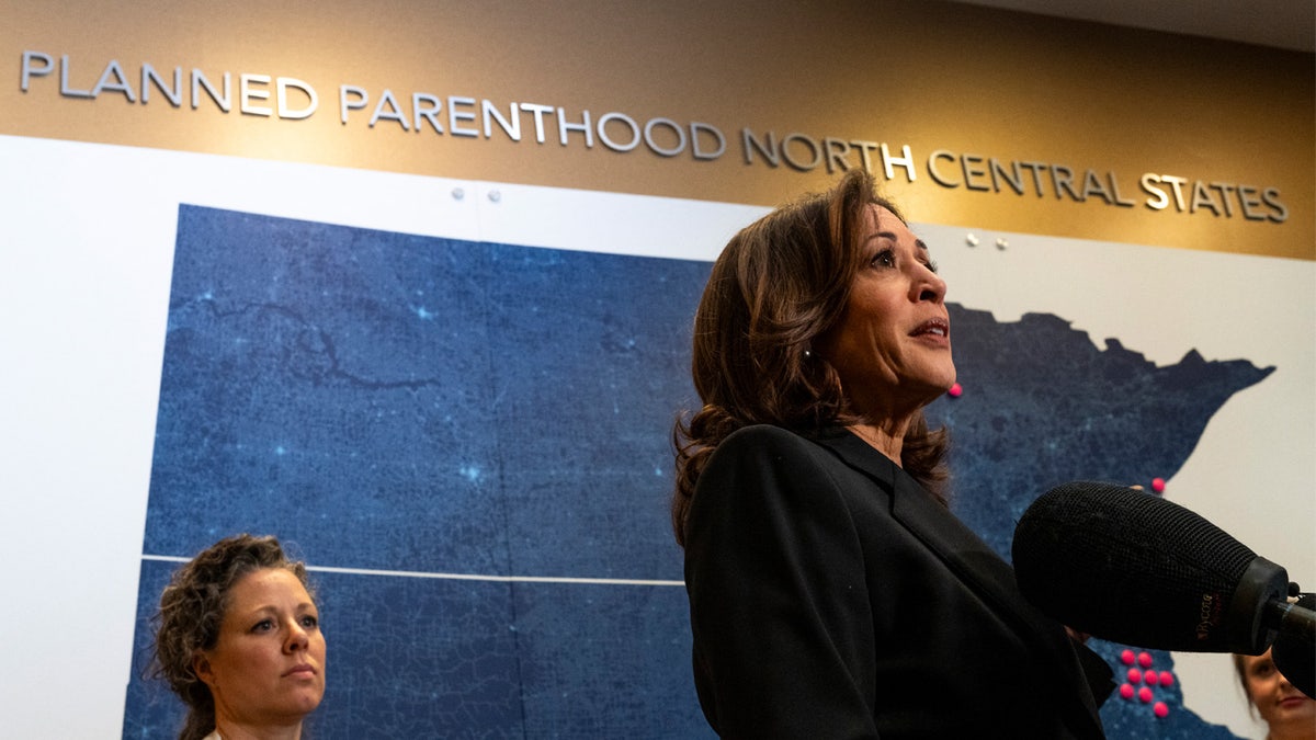 A vice-presidente dos EUA, Kamala Harris, visitou uma clínica de aborto, destacando o aborto como uma questão eleitoral importante antes de 2024