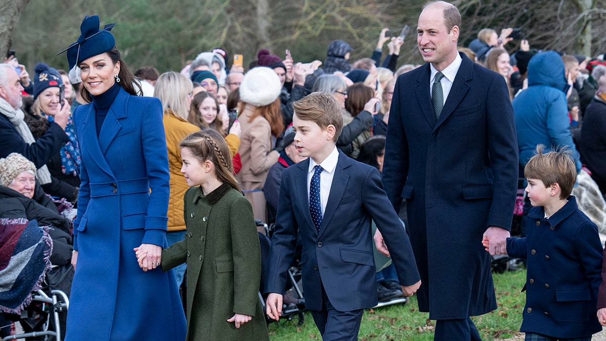Kate Middleton usa casaco e chapéu azuis com a família no Natal