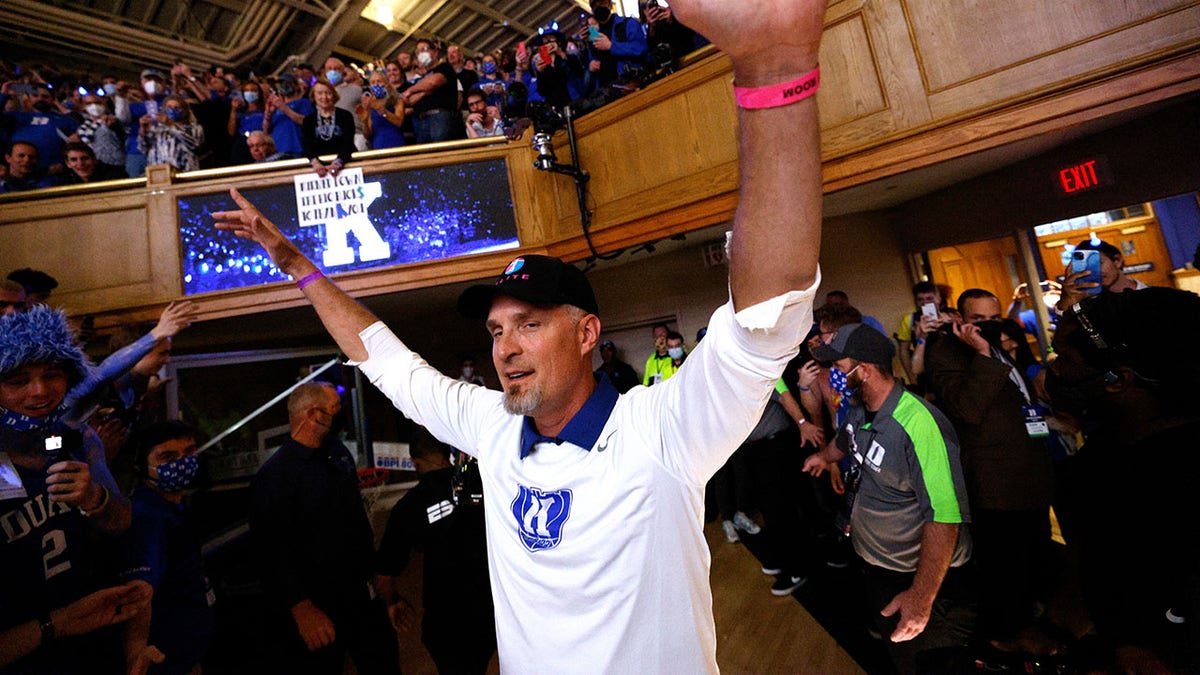 Christian Laettner astatine  duke-unc game