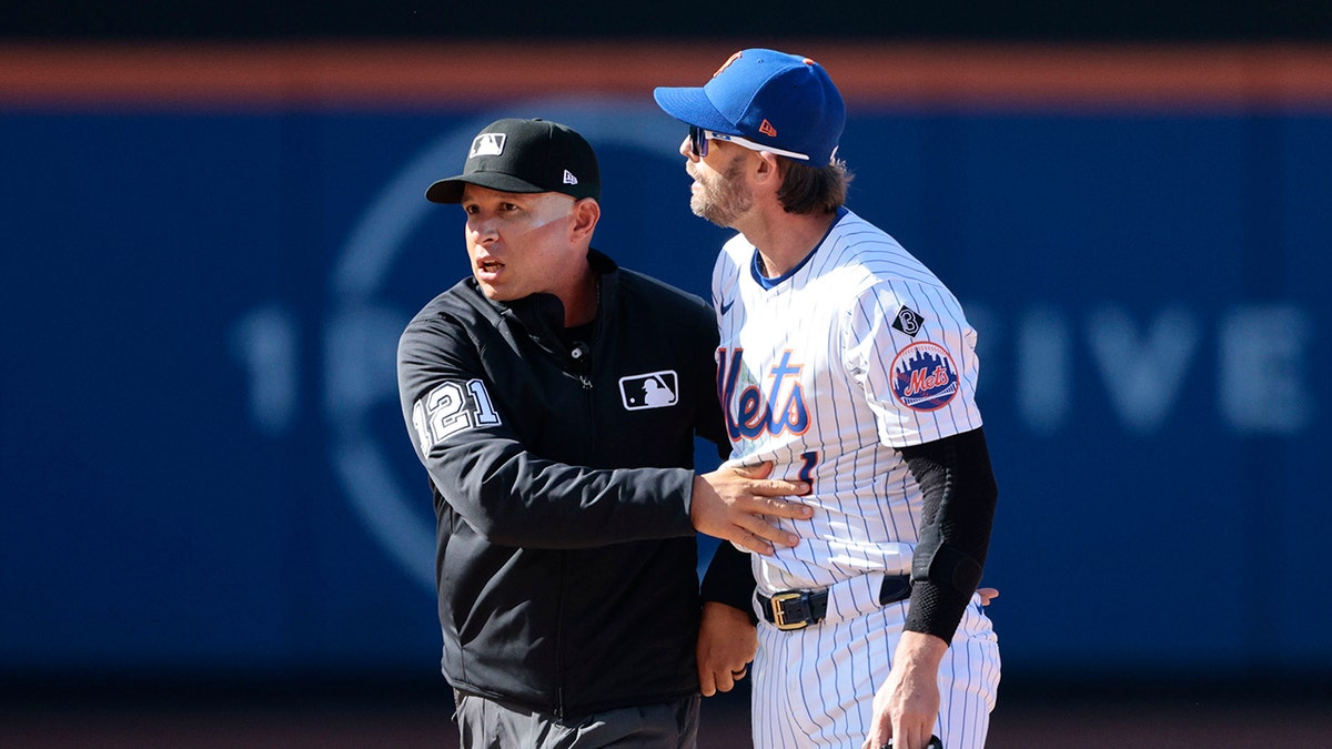 Jeff McNeil with umpire