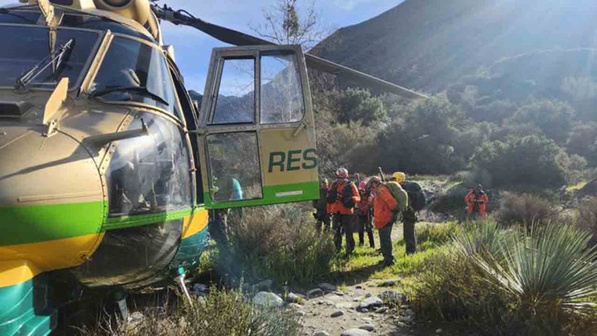 equipo de búsqueda y rescate y helicóptero