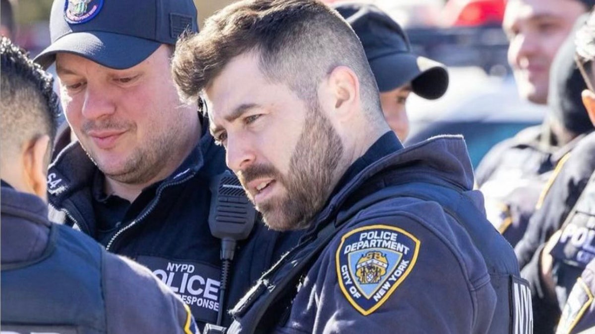 L'agent Diller en uniforme du NYPD sur place