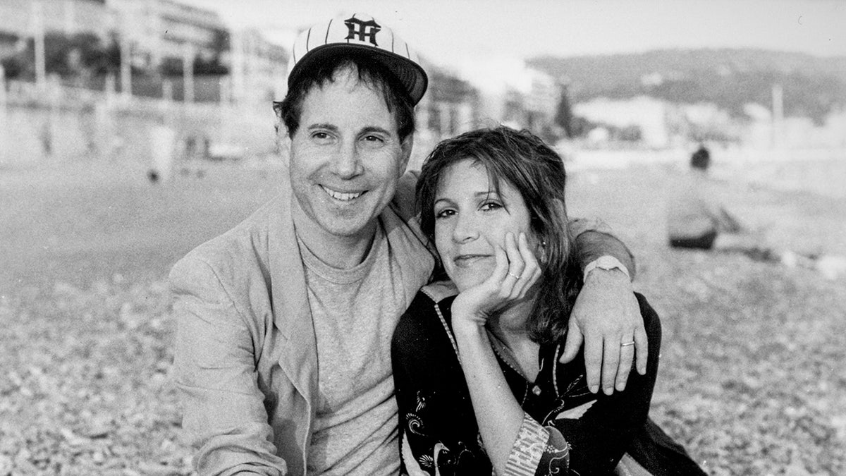 Uma foto de Paul Simon e Carrie Fisher