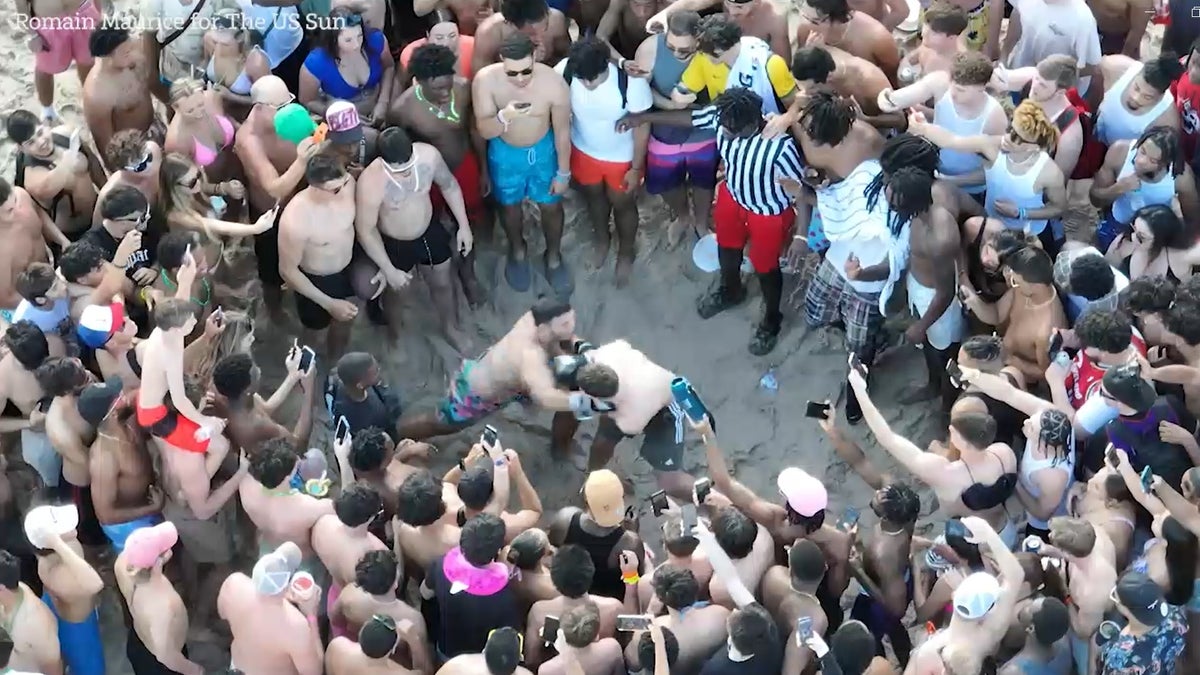 El boxeo en la playa con un "árbitro" y aficionados animando formó parte de la primera semana de acción de las vacaciones de primavera.