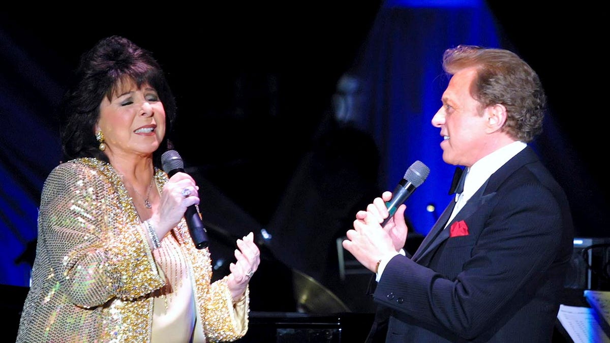 Steve Lawrence and Eydie Gorme singing together in 2001