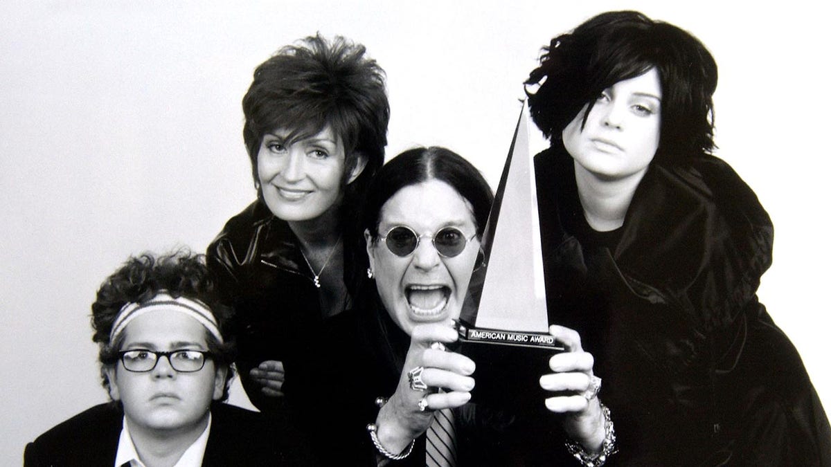 Ozzy, Sharon, Jack e Kelly posando para foto promocional