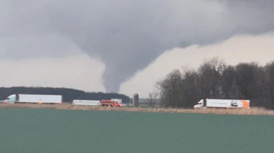 Severe weather sweeps Midwest states, apparent tornadoes across Indiana, Ohio leave at least 6 dead