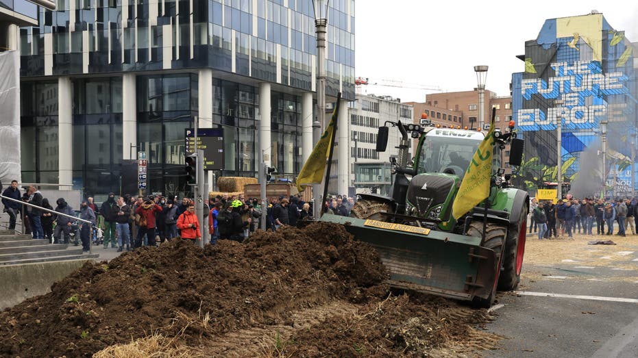 Farmers seal off streets, throw beets, spray manure at police in protest outside of European Union HQ