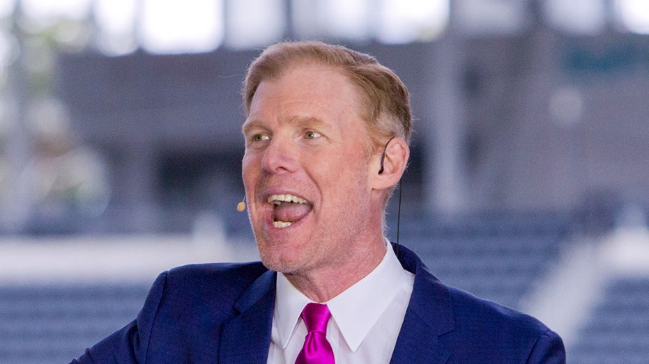 Alexi Lalas questions refs stopping play in USMNT game for homophobic slurs: 'Rewards the bad behavior'
