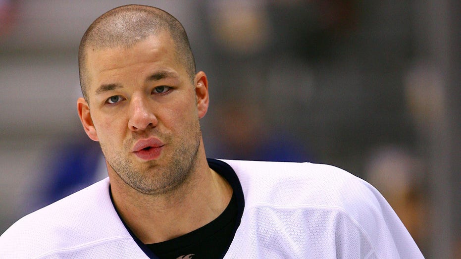 Stanley Cup champion Chris Simon’s family says NHL veteran died by suicide, points to CTE link