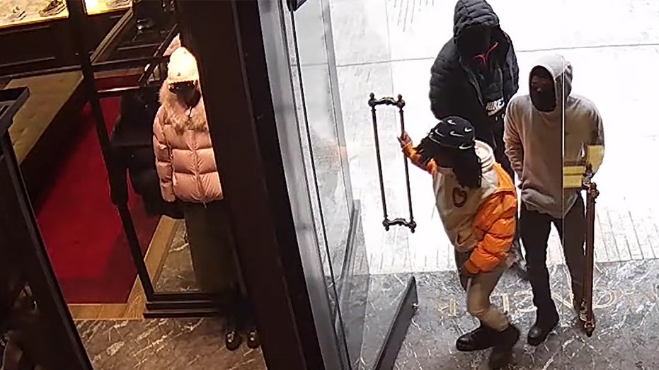 Read more about the article DC police seek trio of thieves who stole over $36K worth of merchandise at Moncler: video