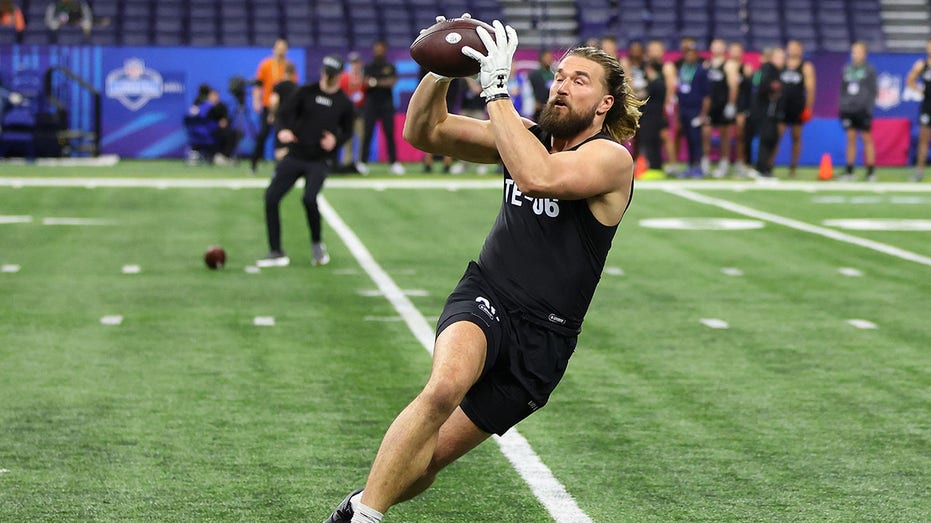 Read more about the article NFL prospect Dallin Holker makes incredible one-handed catch at scouting combine