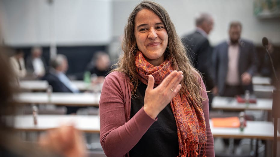 Deaf lawmaker welcomed to German parliament in historic first