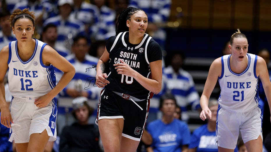 <div></noscript>Dawn Staley helps reunite South Carolina's Kamilla Cardoso with family: 'An incredible moment for all of us'</div>