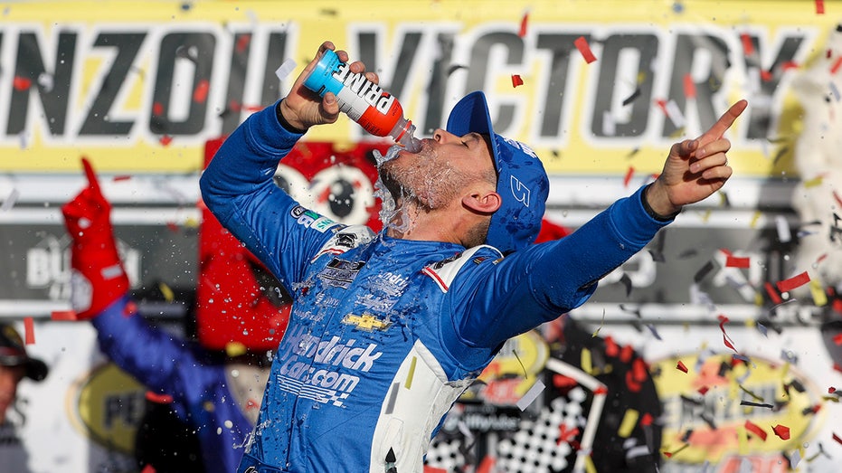 Kyle Larson holds off Tyler Reddick at Las Vegas for 1st win of season