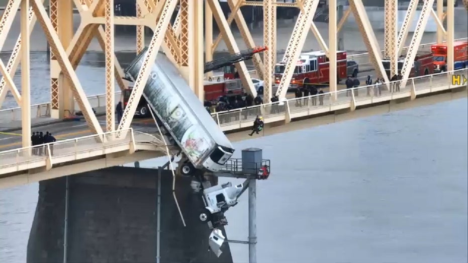 Driver pulled from truck dangling from Louisville bridge over Ohio River in dramatic rescue – Fox News