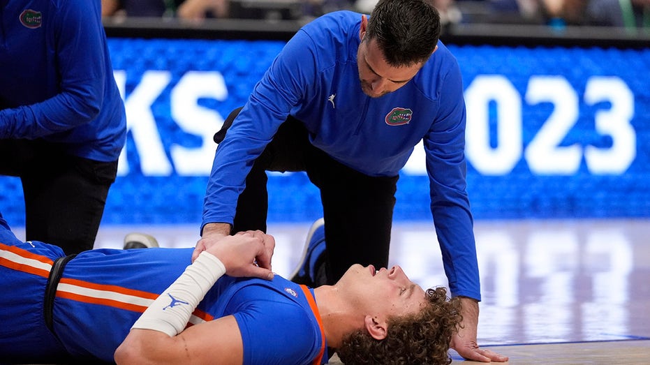 Florida’s Micah Handlogten suffers gruesome injury, stretchered off court