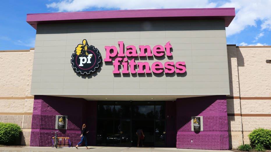 Woman Charged After Man's Overdose Death Discovered in Planet Fitness Tanning Bed