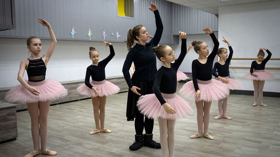 Ballet in Ukrainian bomb shelter allows escape from the horrors of war