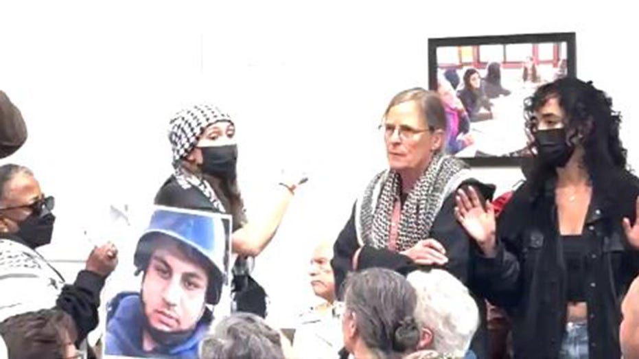 <div></noscript>Pro-Palestinian protesters disrupt Berkeley City Council meeting, Holocaust remembrance vote: 'End Israel'</div>
