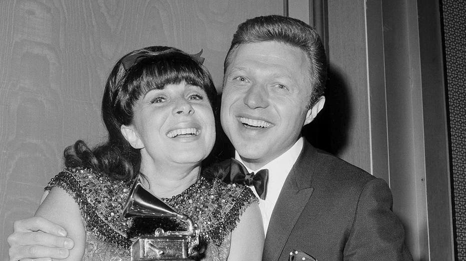 Steve & Eydie singer Steve Lawrence dead at 88