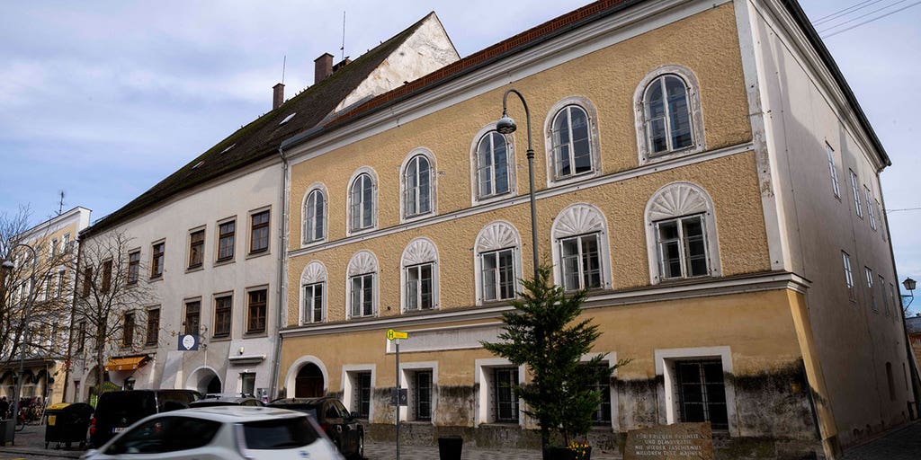 4 arrested for Nazi tribute outside Hitler's birthplace in Austria - Vimarsana News
