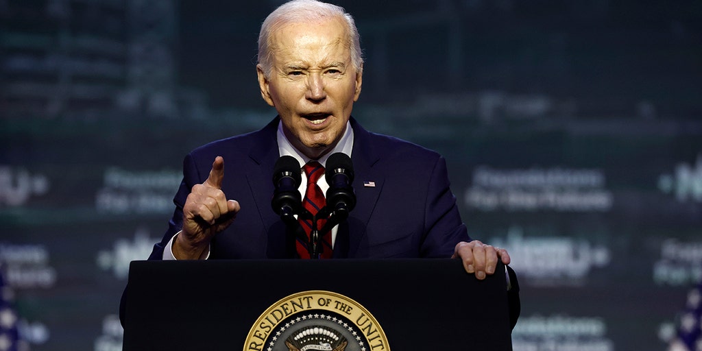 Biden ridiculed after reading 'pause' instruction on the teleprompter out loud: 'I'm Ron Burgundy?' - Vimarsana News